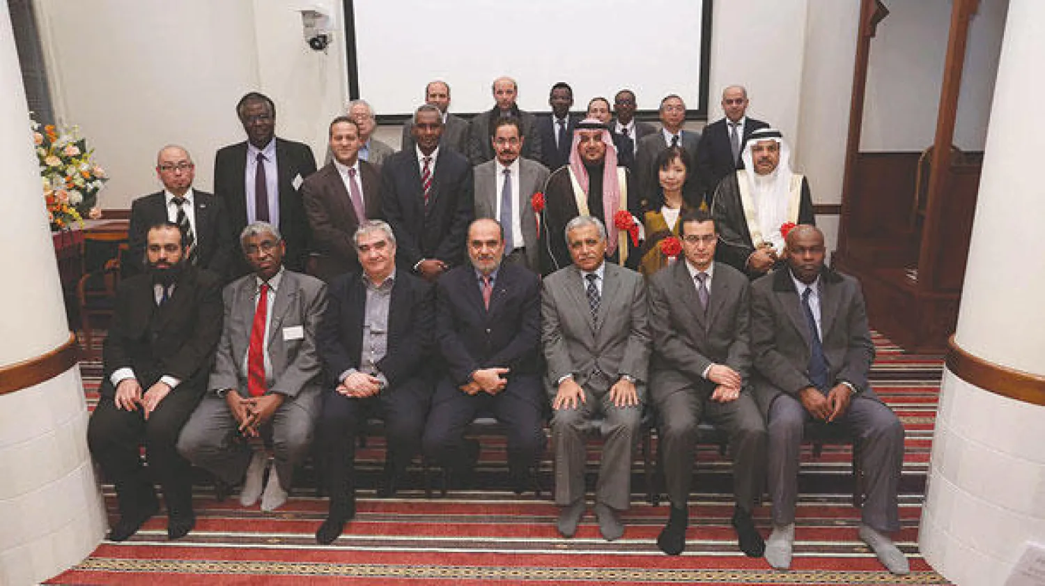 لقطة جماعية للمشاركين بالاحتفالية مع العاملين في المعهد