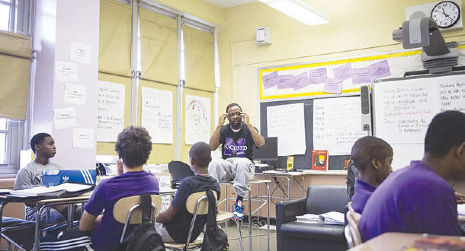 ديون ترنر مع طلابه في الصف الدراسي الثاني الإعدادي في أكاديمية موت هول بريدجيز في بروكلين (نيويورك تايمز)