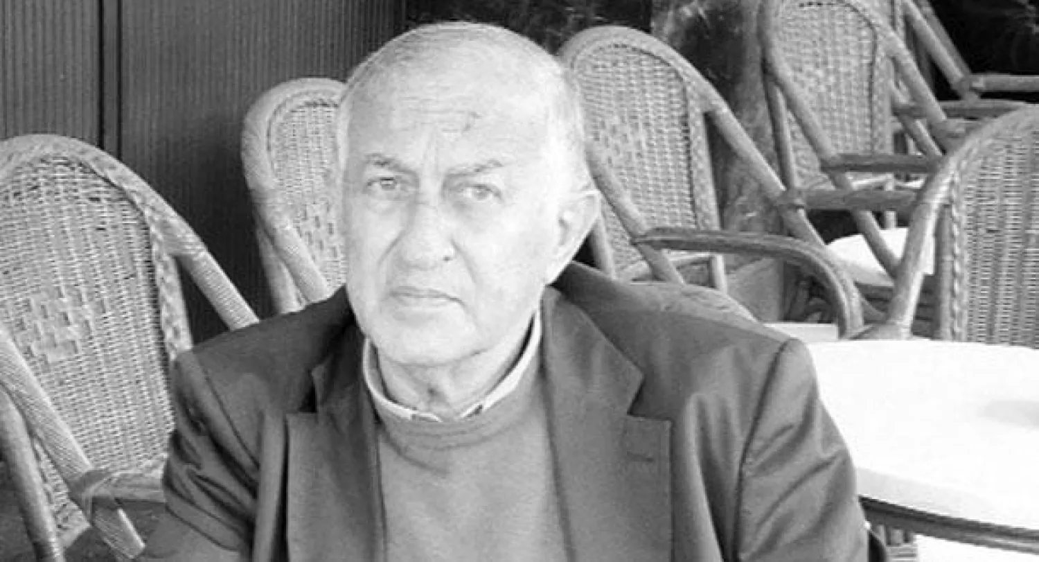 الكاتب الإسباني خوان غويتسولو جالسا في أحد المقاهي المحيطة بساحة جامع الفنا