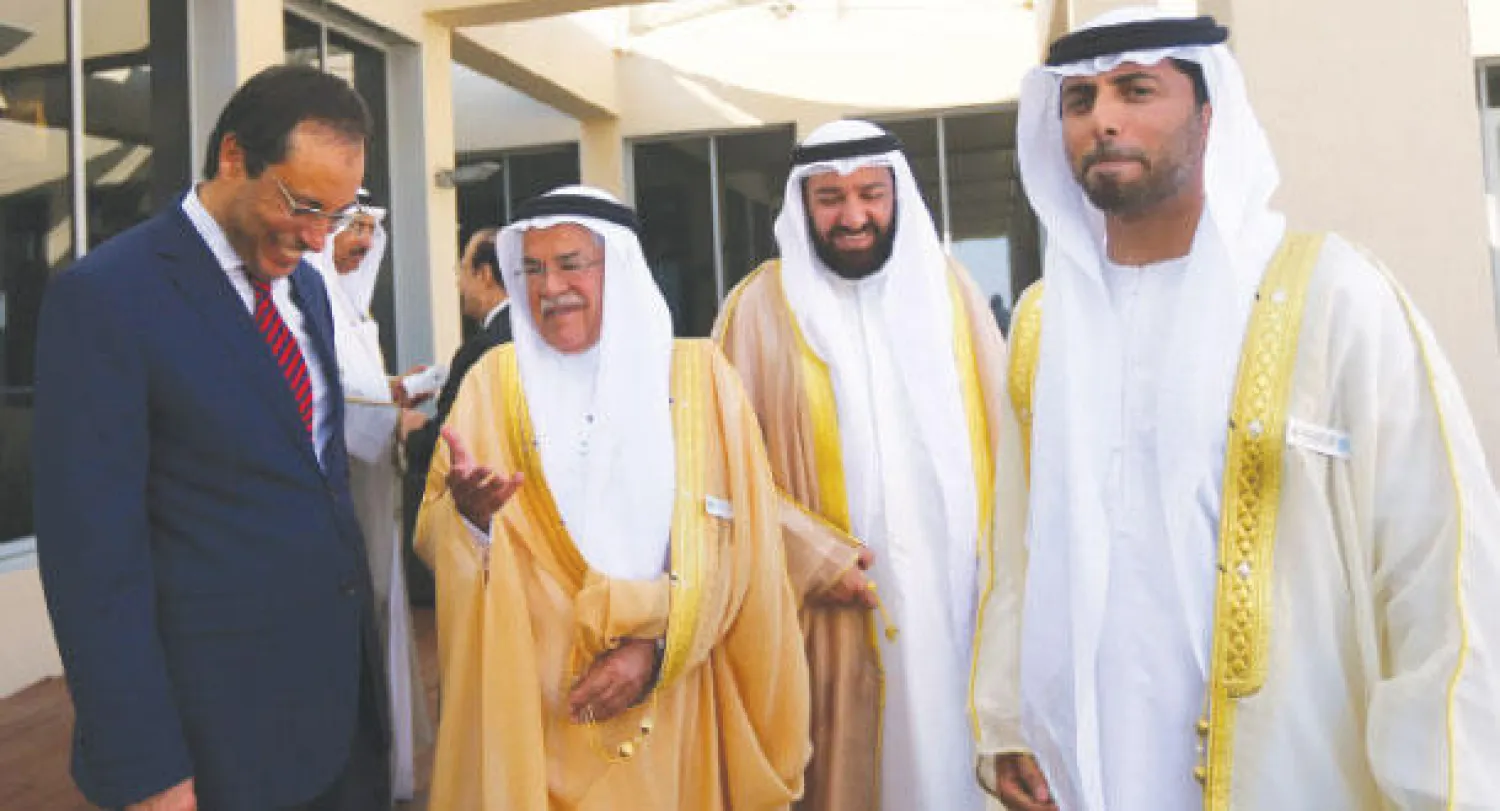 وزير البترول السعودي علي النعيمي في طريقه إلى مؤتمر الطاقة العربي في أبوظبي برفقة نظيريه الكويتي علي صالح العمير والإماراتي سهيل بن محمد المزروعي أمس (أ.ف.ب)