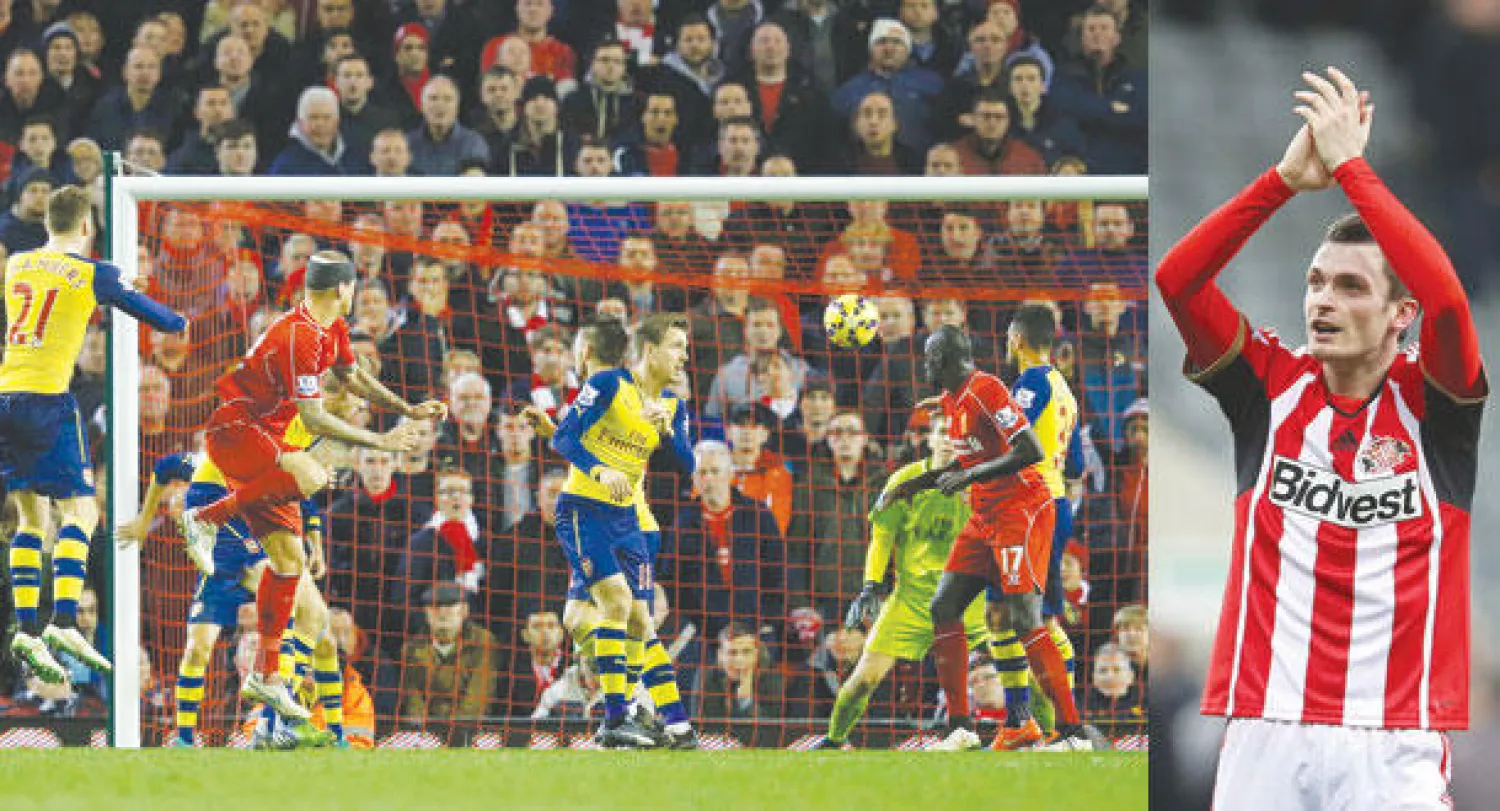 جونسون نجم سندرلاند يحتفل بهدفه القاتل في مرمى نيوكاسل (أ.ف.ب))  -  سكرتل لاعب ليفربول (الثاني من اليسار) يصوب برأسه نحو شباك آرسنال ليحرز هدف الإنقاذ لفريقه (رويترز)