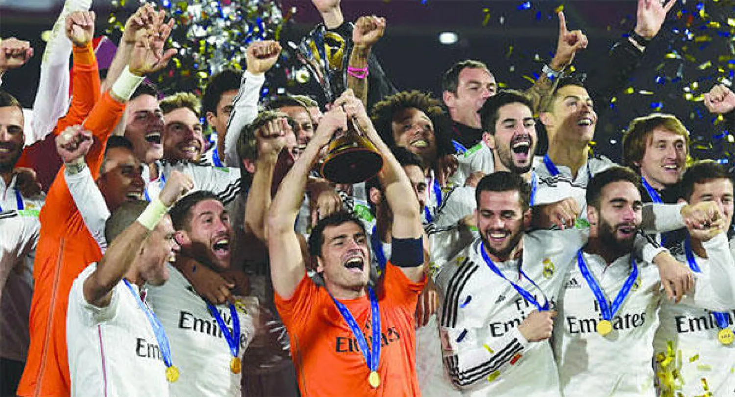 لاعبو ريـال مدريد يحتفلون بالتتويج بكأس العالم للأندية (أ.ف.ب)