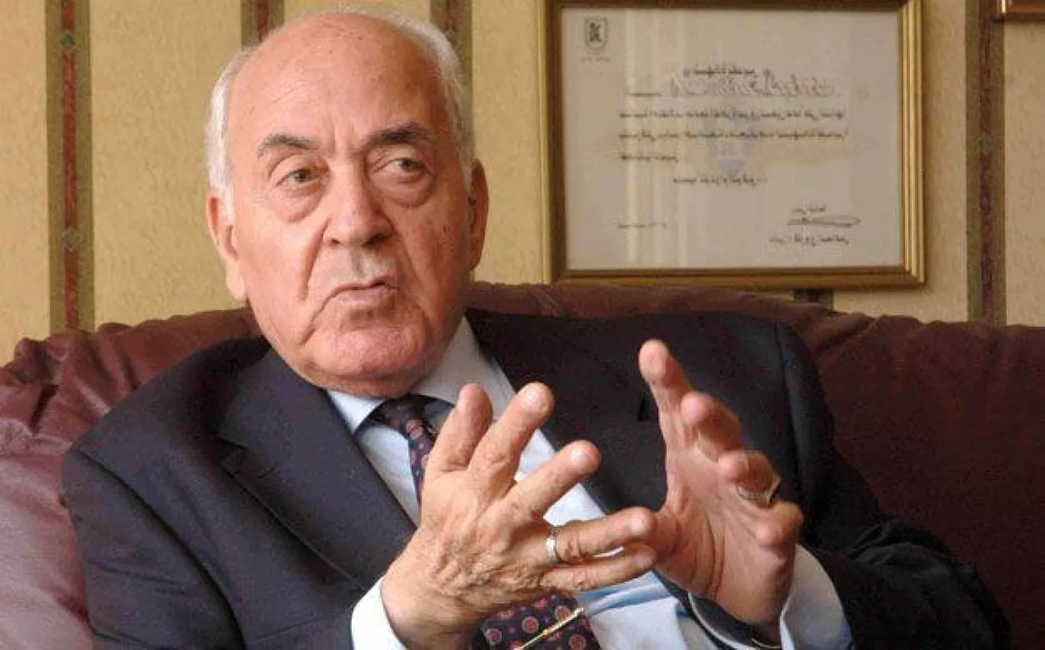 وفاة عبد العزيز حجازي رئيس وزراء مصر الأسبق عن 91 عاما