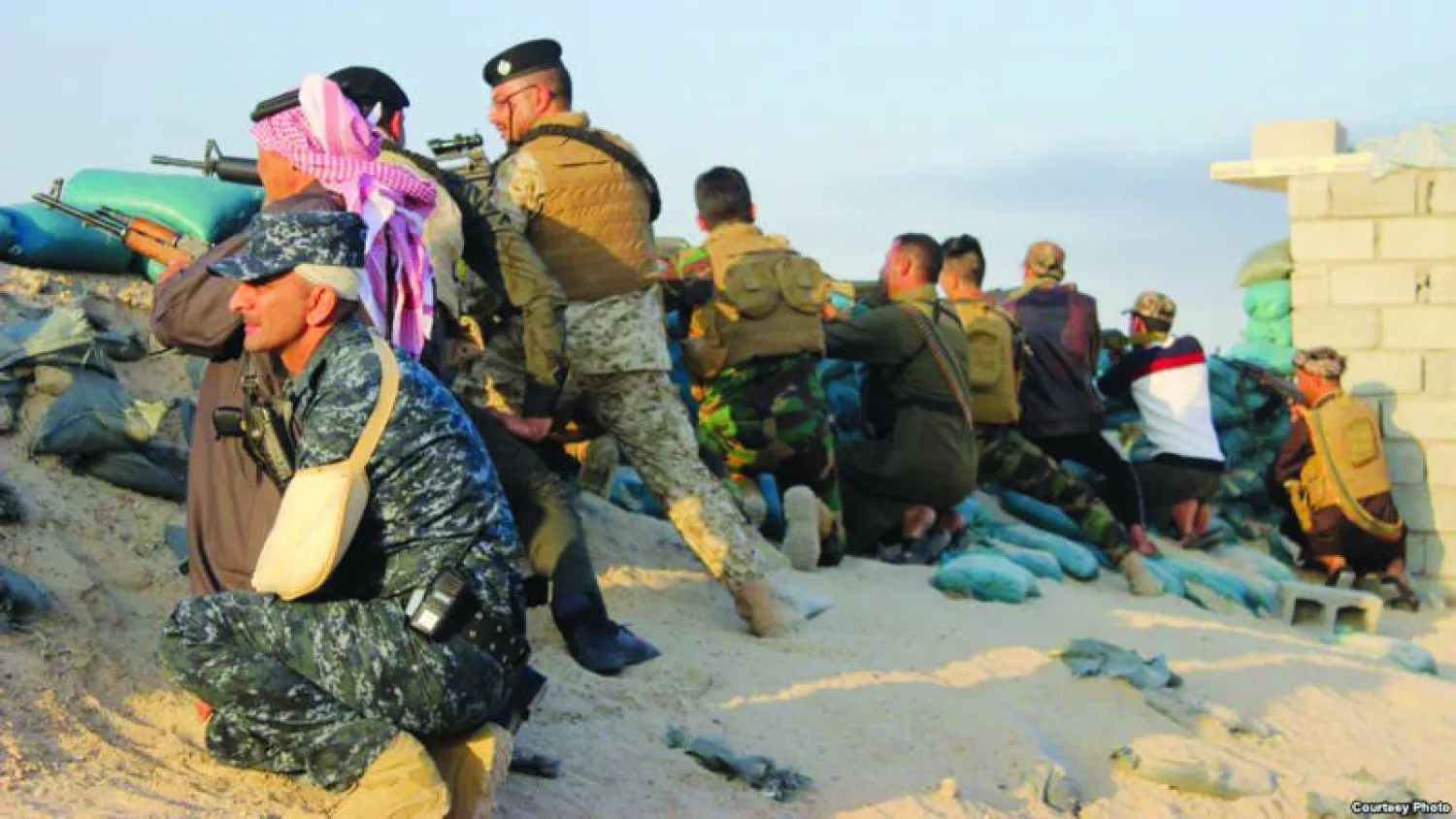 مقاتلو العشائر جنبا إلى جنب مع رجال الشرطة في مواجهة «داعش» في ناحية البغدادي («الشرق الأوسط»)