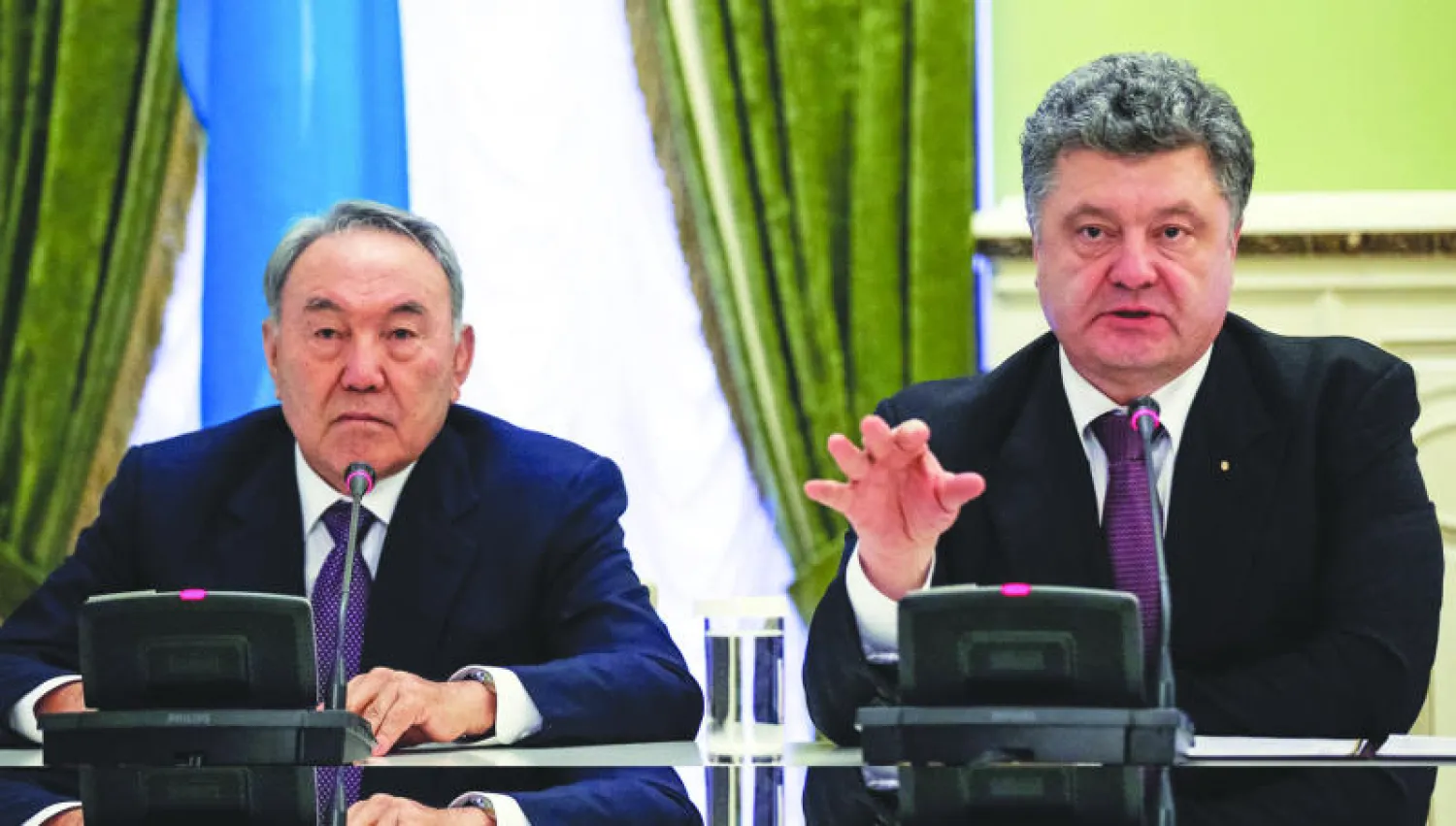 الرئيس الأوكراني بيترو بوروشينكو (يمين) مع ضيفه رئيس كازاخستان نور سلطان نزارباييف في المؤتمر الصحافي في العاصمة كييف أمس (إ.ب.أ)