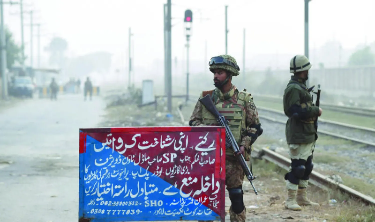 جنديان باكستانيان في نقطة تفتيش في الشارع الرئيسي المؤدي إلى السجن المركزي في مدينة لاهور أمس (أ.ف.ب)