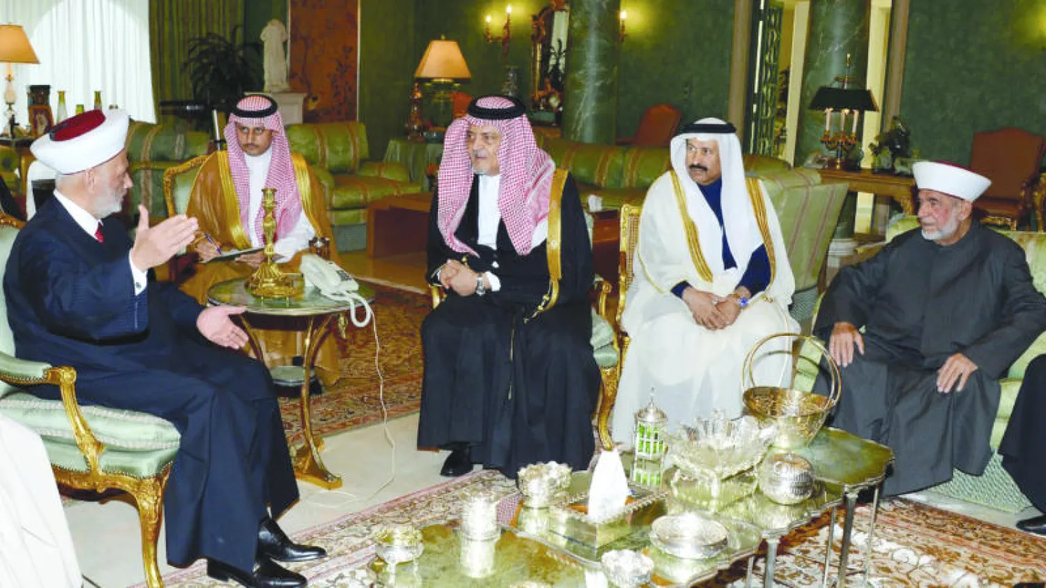 الأمير سعود الفيصل خلال استقباله مفتي لبنان أمس (واس)