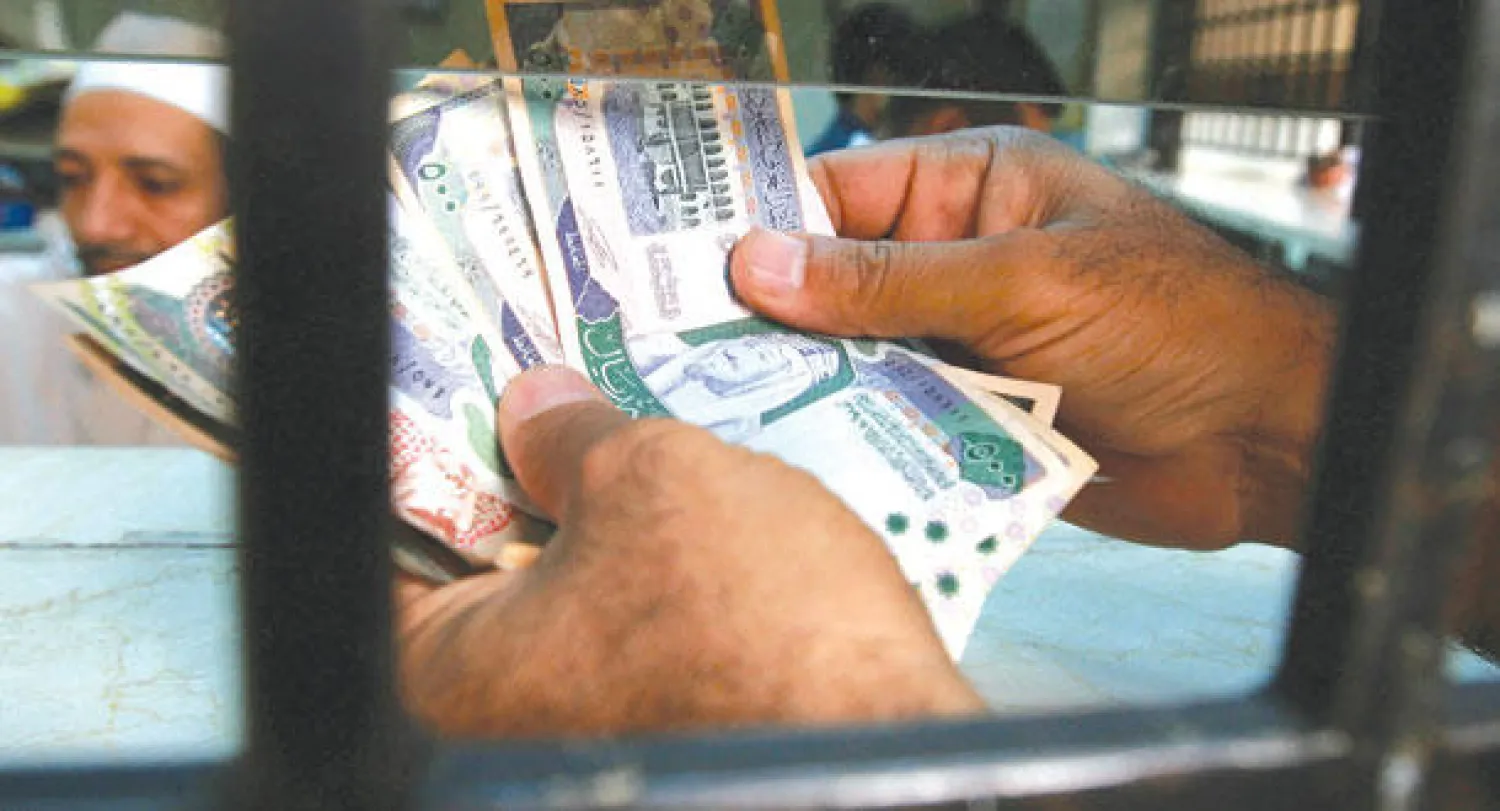 تعمل مؤسسة النقد حاليا على التدقيق في تعاملات المصارف التجارية وشركات التمويل العقاري العاملة في البلاد («الشرق الأوسط»)