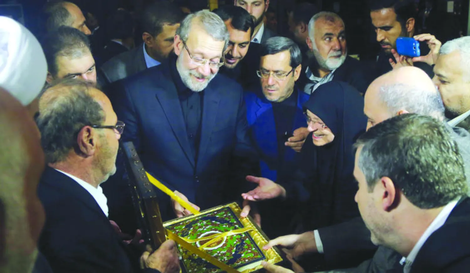 والدا عماد مغنية القائد الرفيع في حزب الله الذي قتل بتفجير سيارته قبل سنوات يهديان نسخة من القرآن الكريم لرئيس البرلمان الإيراني علي لاريجاني أثناء زيارته إلى بيروت أمس (رويترز)