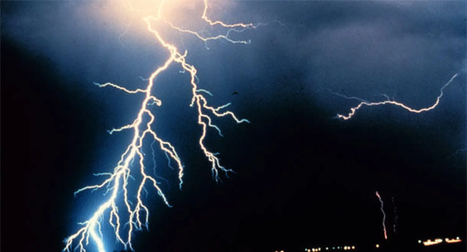 صاعقة تتسبب في نقل 12 شخصا إلى المستشفى