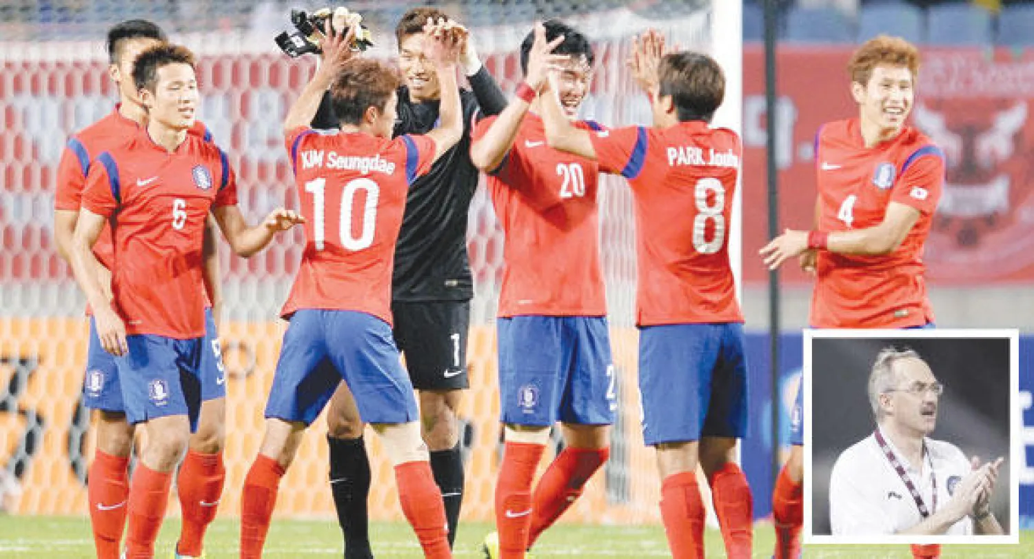 الفرحة  الكورية الجنوبية بالفوز بكأس الأمم لا تزال غائبة منذ 55 عاما (وفي الاطار) شتيلكه