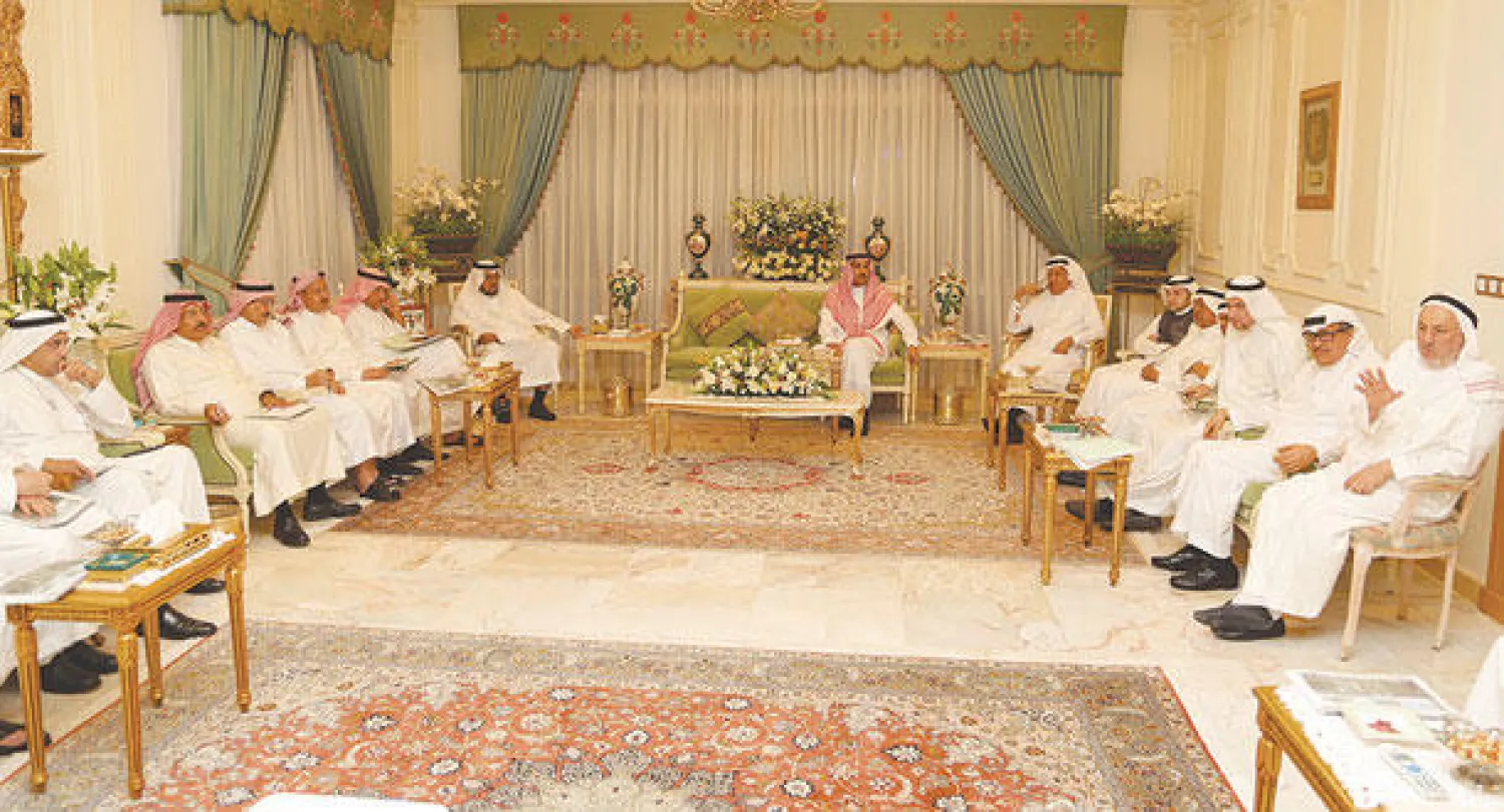 الأمير فيصل بن سلمان خلال اجتماعه مع أعضاء وقف مدارس المدينة المنورة العالمية للبنين والبنات