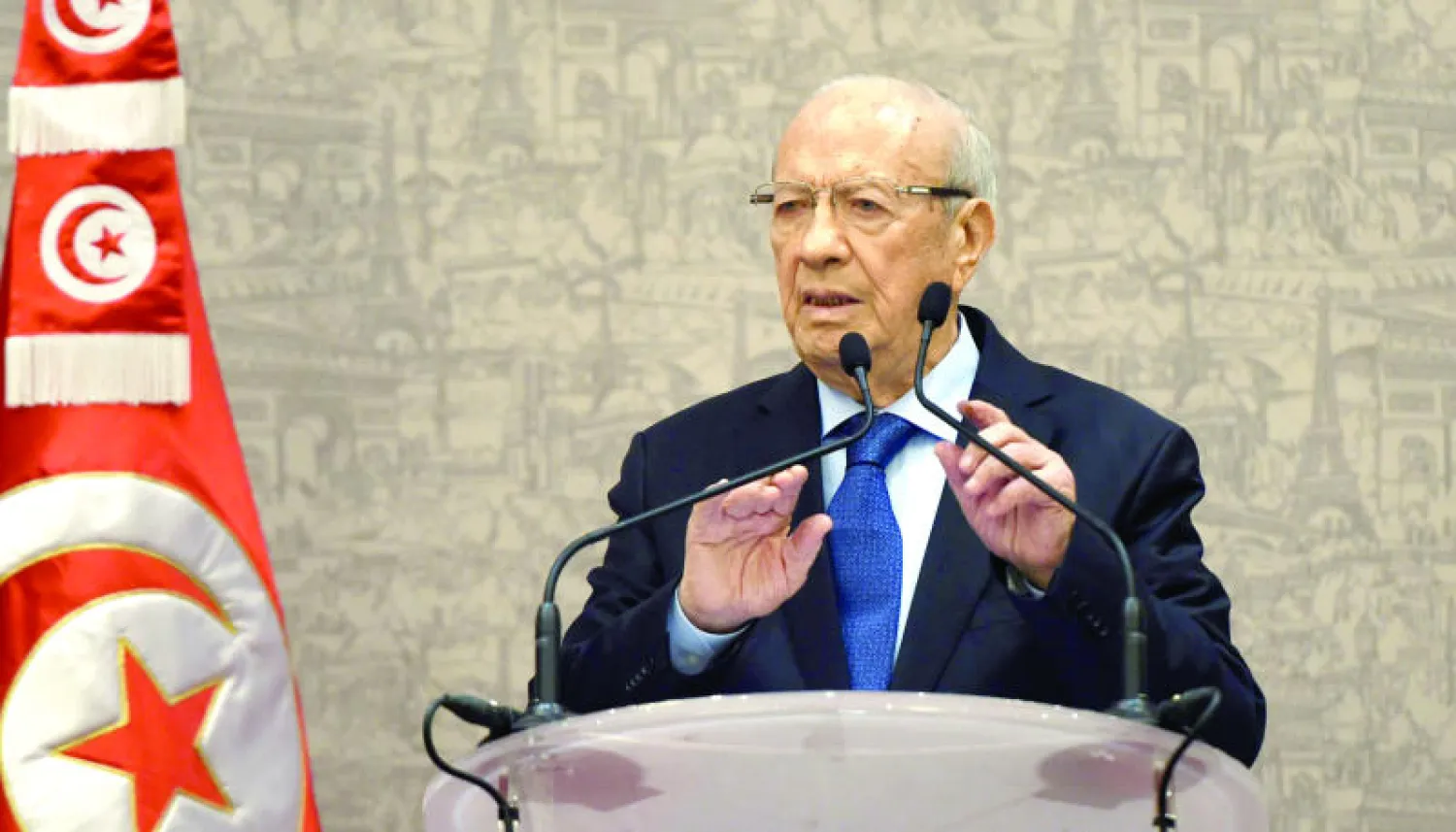 السبسي أثناء حديث إلى الصحافيين في تونس أمس (أ.ب)