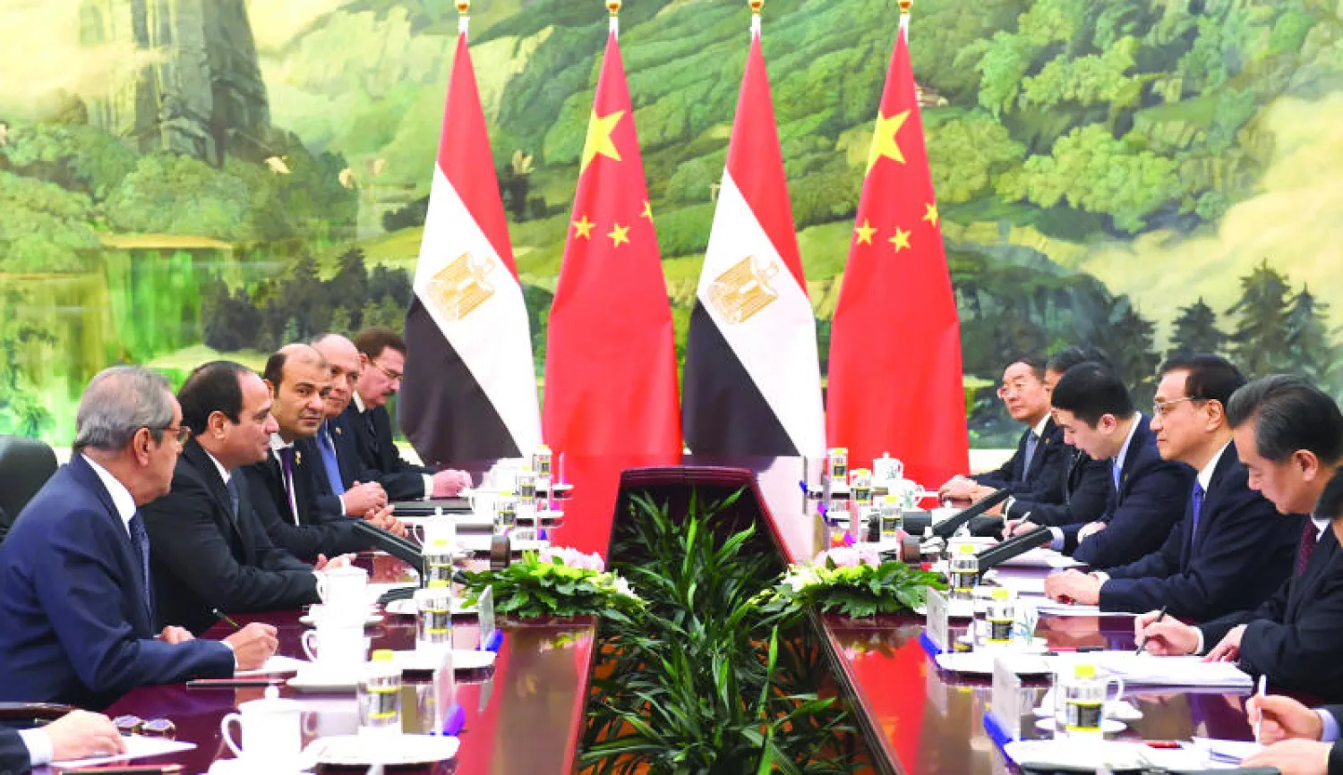 الرئيس المصري عبد الفتاح السيسي يتحدث إلى رئيس الوزراء الصيني أثناء جولة المباحثات بين البلدين في بكين أمس (أ. ب)