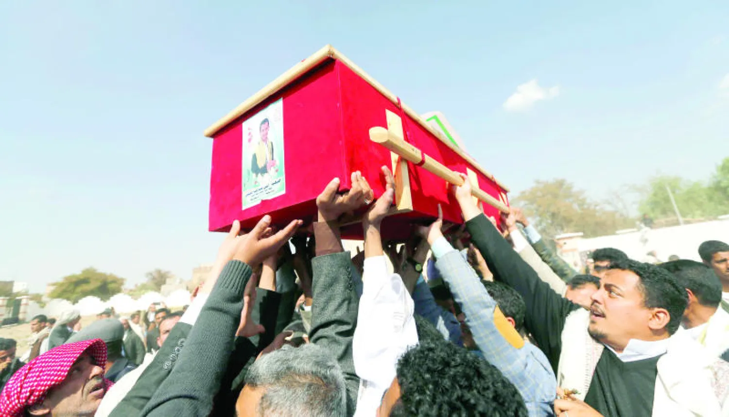 يمنيون يشيعون في صنعاء أحد الحوثيين الذي قتل إثر التفجيرات التي شهدها الجزء القديم من صنعاء الثلاثاء الماضي (رويترز)