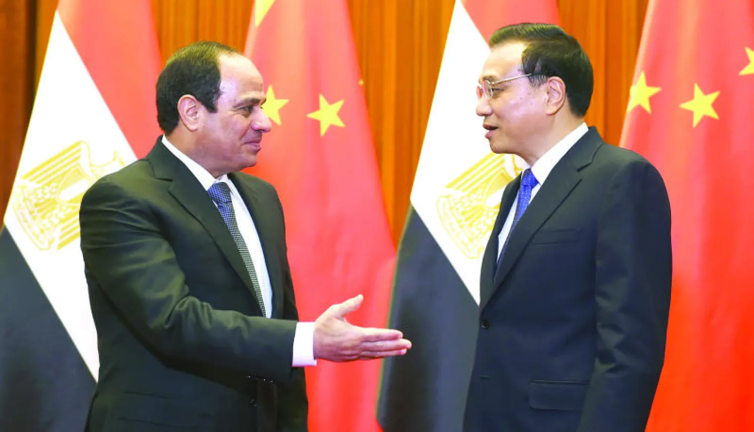 الرئيس المصري عبد الفتاح السيسي يودع رئيس الوزراء الصيني لى كى تشانج قبل اختتام زيارته إلى العاصمة بكين أمس (أ.ب)