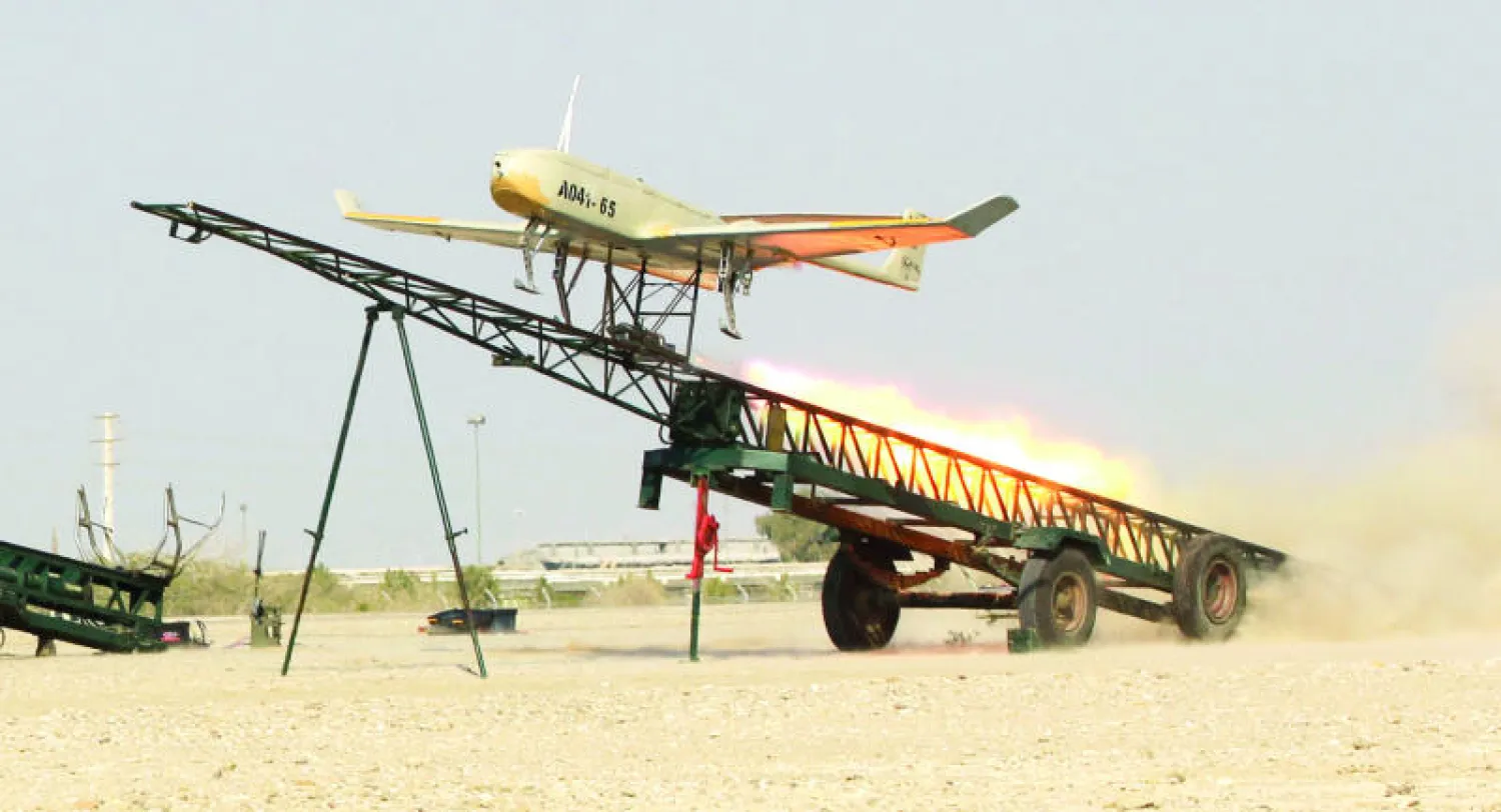 طائرة {درون} إيرانية تقلع بالقرب من مضيق هرمز أمس (أ.ب)