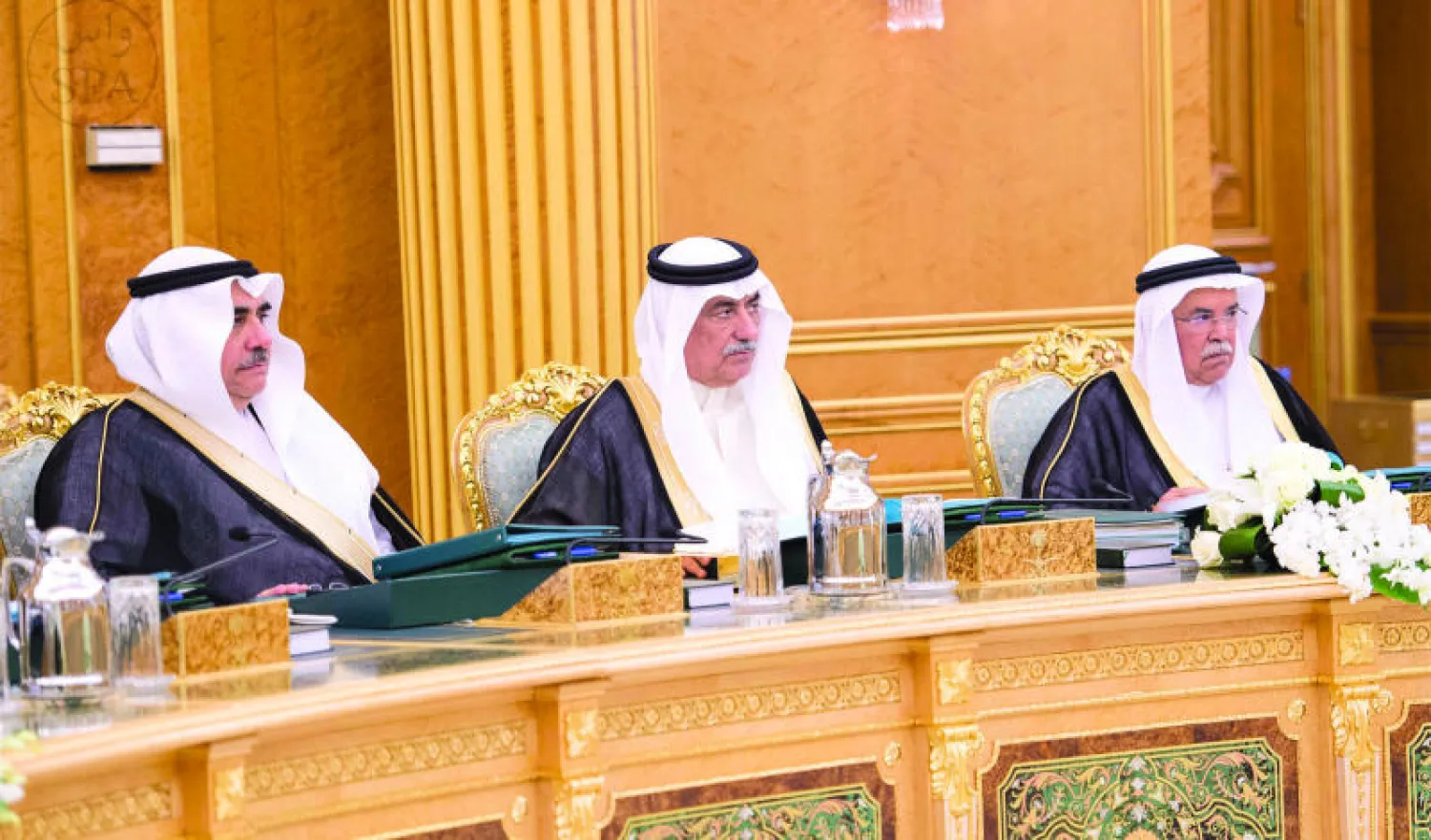 وزير البترول السعودي علي النعيمي ووزير المالية إبراهيم العساف ووزير العمل عادل فقيه أثناء الجلسة الاستثنائية لمجلس الوزراء أمس (واس)