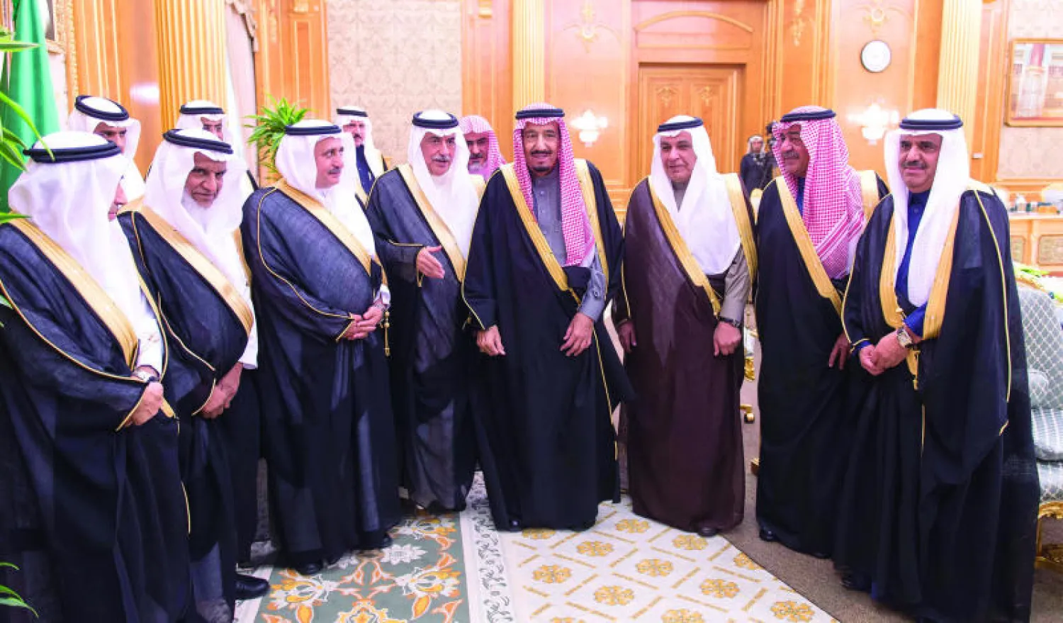 ولي العهد السعودي وولي ولي العهد في صورة جماعية مع وزير المالية ومسؤولي الوزارة بعد الإعلان عن الميزانية أمس (واس)