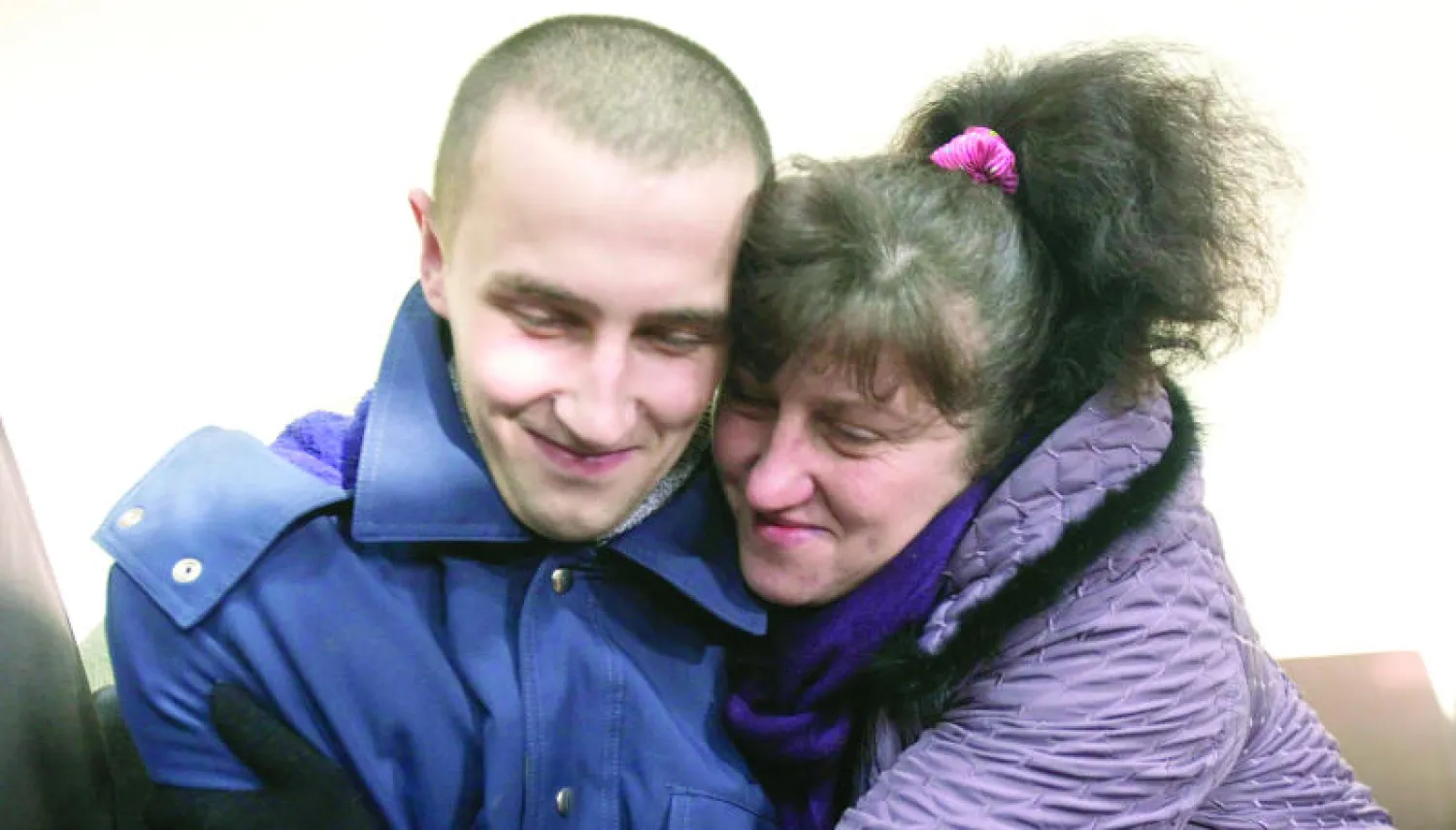 أوكرانية تحضن ابنها الذي كان أسيرا لدى الانفصاليين الموالين لروسيا قرب لوغانسك بعد عملية تبادل السجناء أمس (إ.ب.أ)