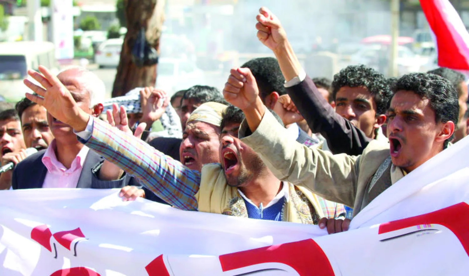 يمنيون في مظاهرة بصنعاء أمس ضد انتشار ميلشيا الحوثيين في شوارع العاصمة اليمنية (رويترز)