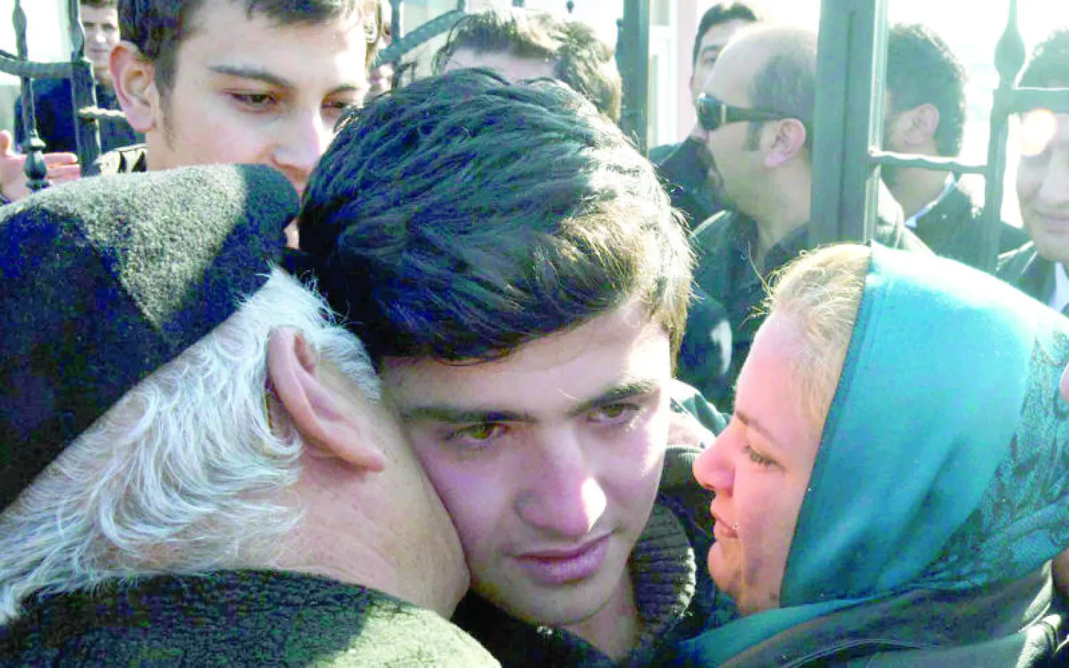 المراهق التركي الذي انتقد إردوغان بعد اطلاق سراحه واحتضانه من قبل والديه (أ.ب)