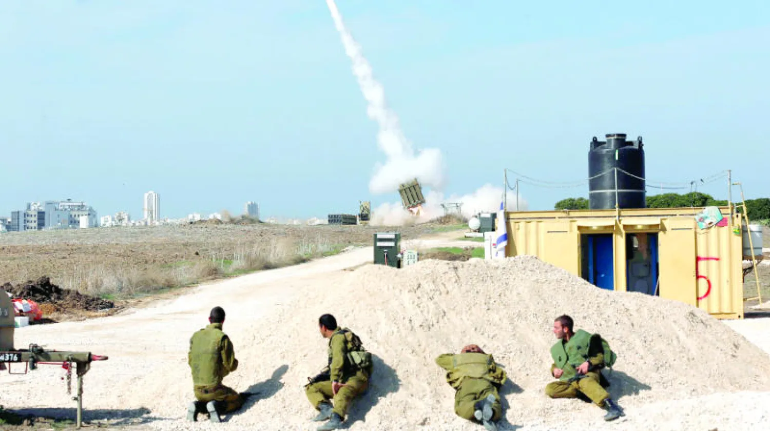 صورة أرشيفية لصاروخ أثناء انطلاقه من القبة الحديدية في جنوب مدينة أسدود(رويتر)