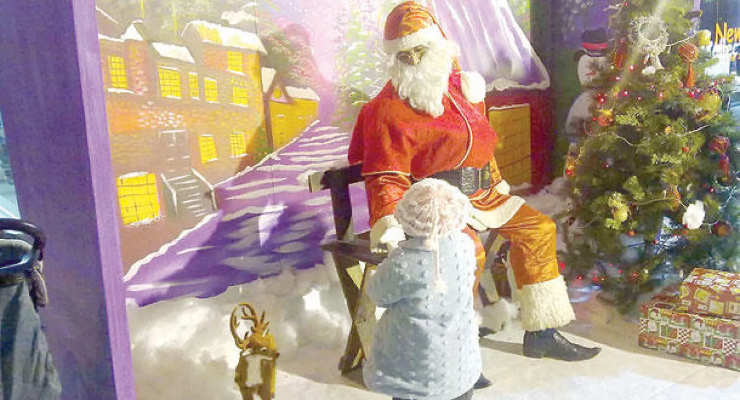 بابا نويل يحاول زرع البسمة على الأطفال