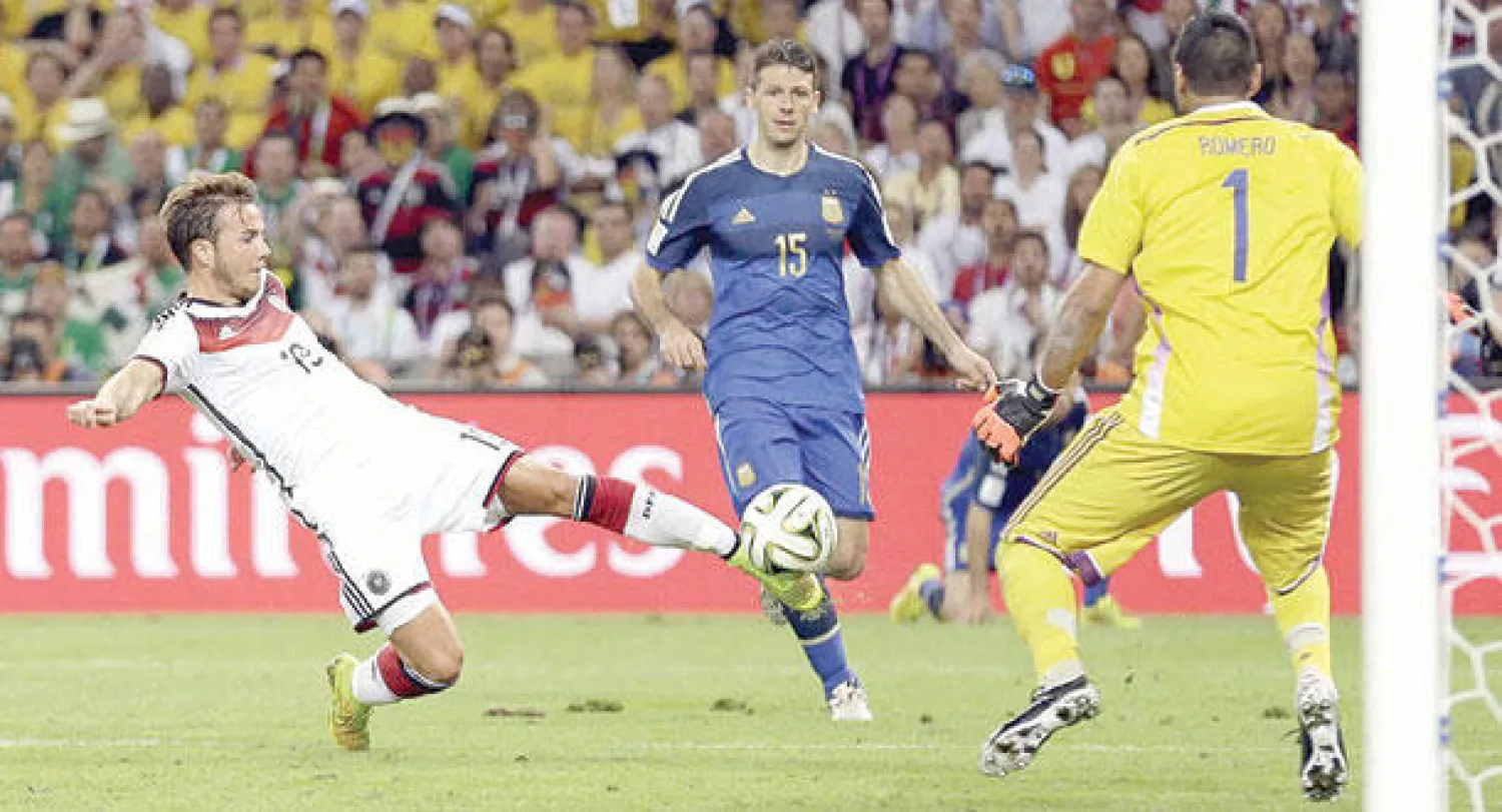 غوتزه يحرز هدف انتقال عرش الكرة إلى الألمان