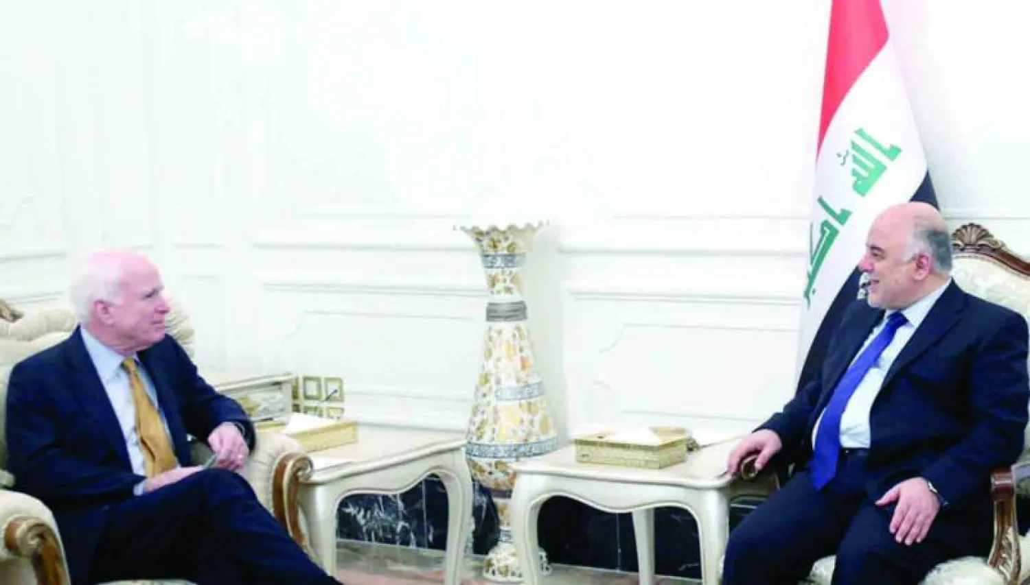 صورة من موقع رئاسة الوزراء العراقية لرئيس الوزراء حيدر العبادي خلال استقباله السناتور الأميركي جون ماكين أمس
