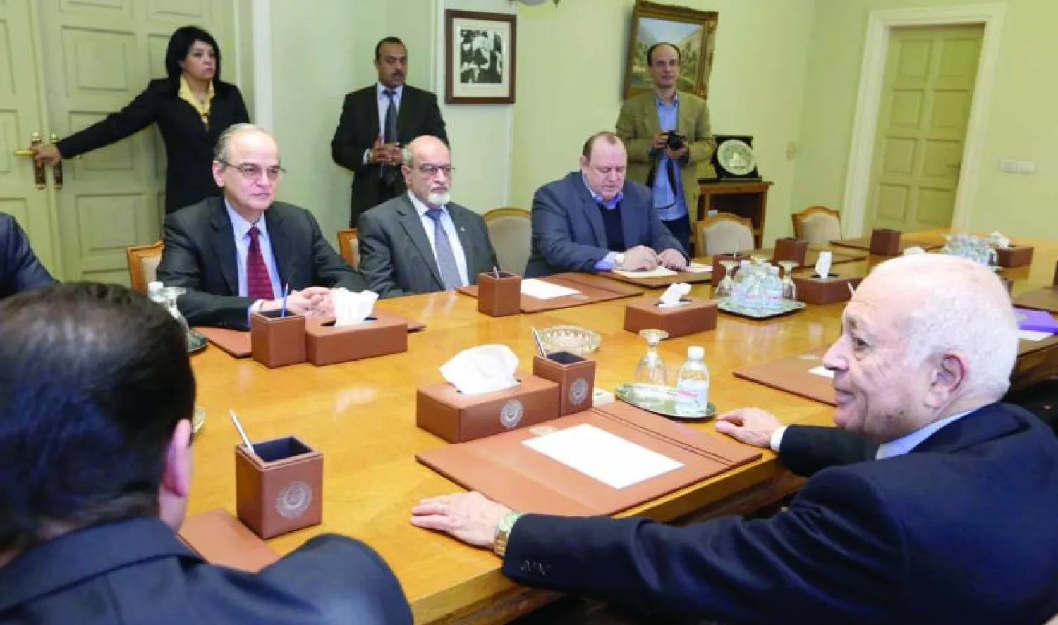 الأمين العام لجامعة الدول العربية نبيل العربي لدى اجتماعه مع هادي بحرة رئيس الائتلاف الوطني السوري والوفد المرافق له، من بينهم عضو الائتلاف هيثم المالح، في مقر الجامعة في القاهرة (أ.ف.ب)