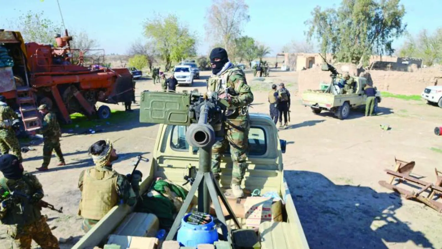 عناصر في «الحشد الشعبي» ينتشرون على أطراف بلد إلى الشمال من بغداد (رويترز)