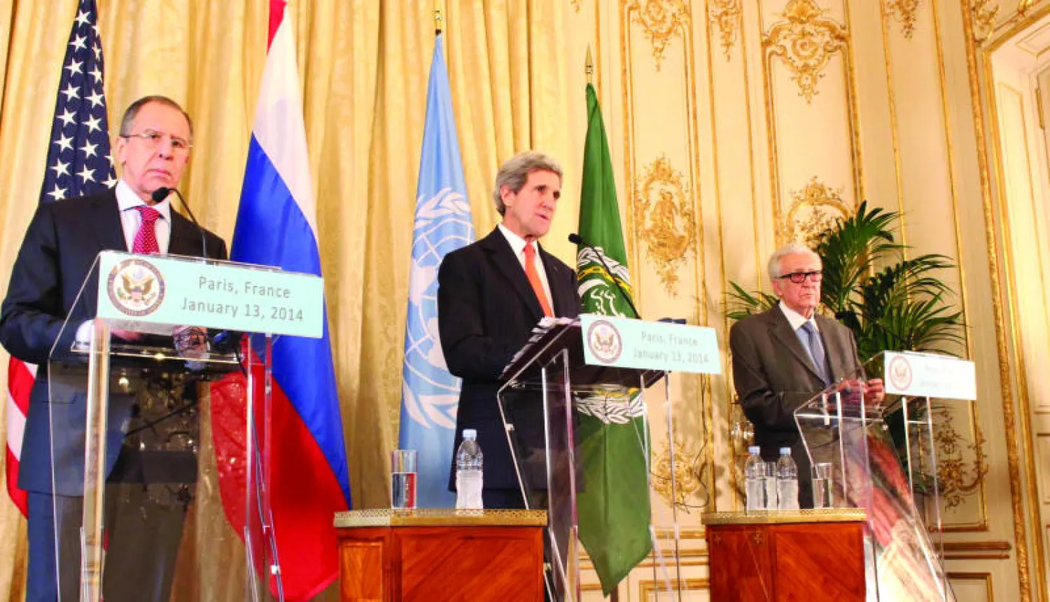 من اليمين: المبعوث الدولي السابق لسوريا الأخضر الإبراهيمي ووزير الخارجية الأميركي جون كيري  ووزير الخارجية الروسي سيرغي لافروف أثناء عقدهم مؤتمرا صحافيا بخصوص التحضير لمؤتمر «جنيف 2» بخصوص سوريا في باريس في 13 يناير 2014 (غيتي)