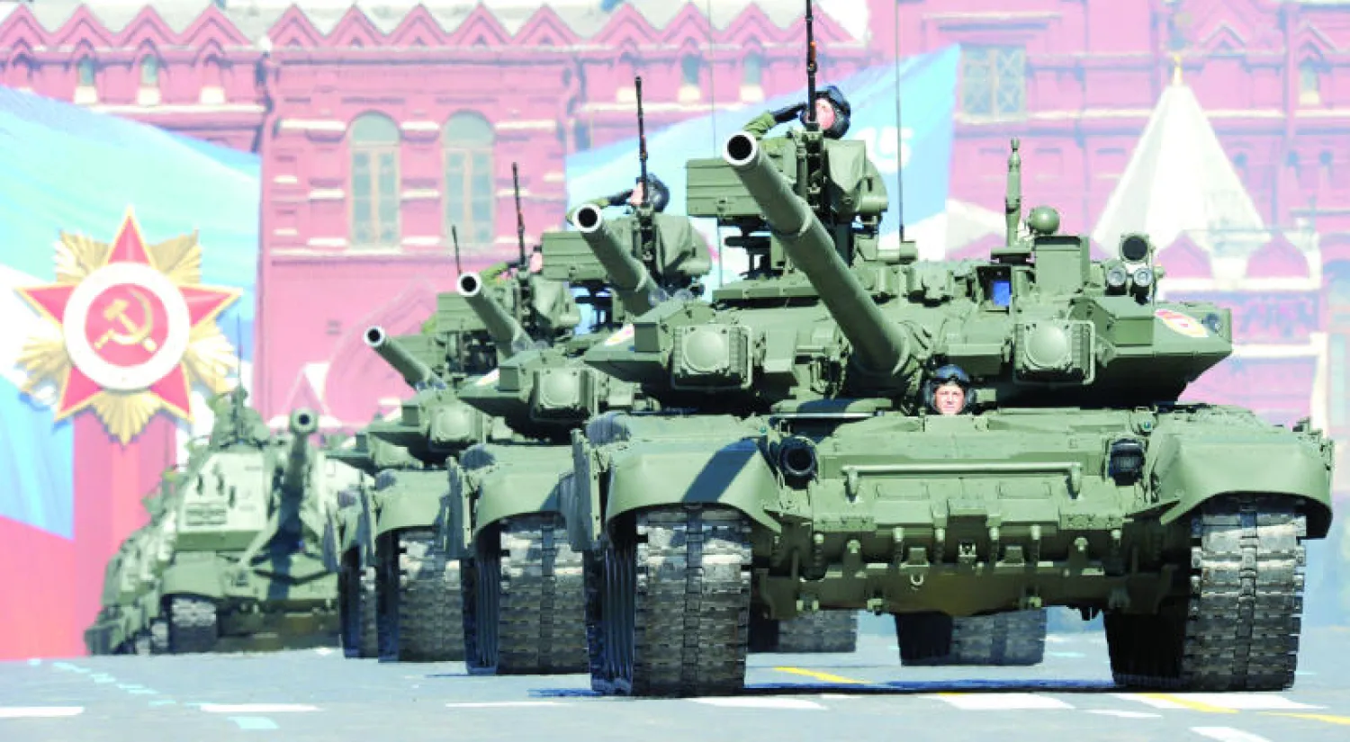 دبابات روسية من طراز «تي 90» لدى مشاركتها في عرض بالساحة الحمراء في موسكو بمناسبة «يوم النصر» في 9 مايو 2013 (أ.ف.ب)