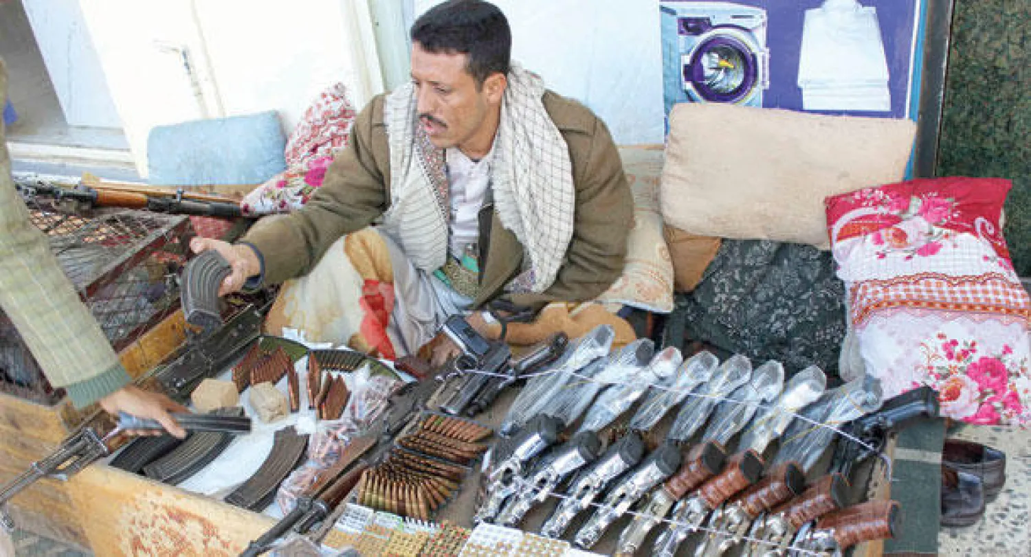 يمني يبيع أنواعا مختلفة من البنادق والذخيرة في أبرز شوارع مدينة صعدة. ويُعد اليمن من أكثر الدول التي ينتشر فيها السلاح بكثرة بين القبائل (رويترز)