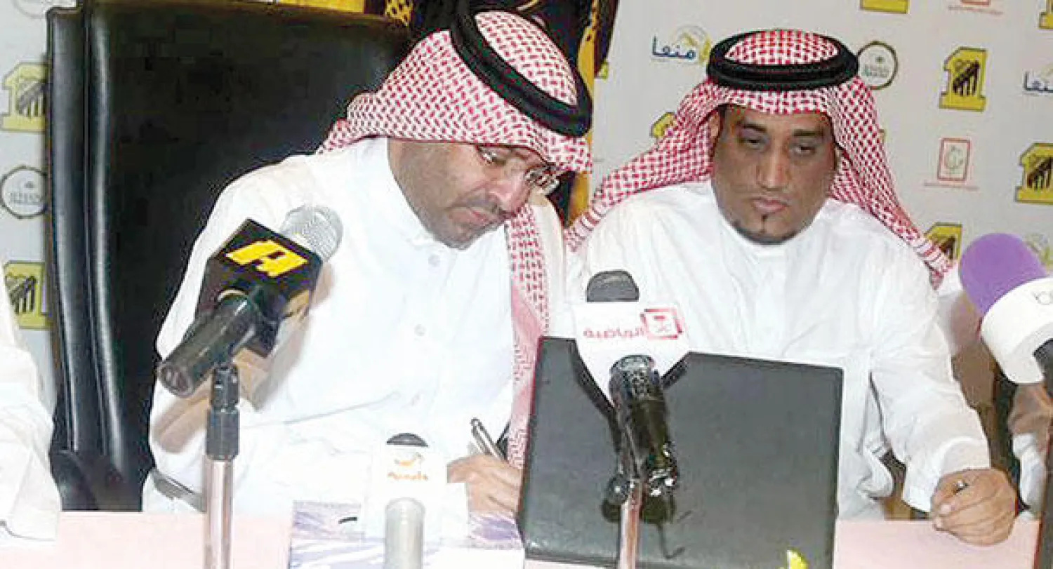 إبراهيم البلوي خلال توقيع عقود الرعاية ويبدو حازم اللحياني