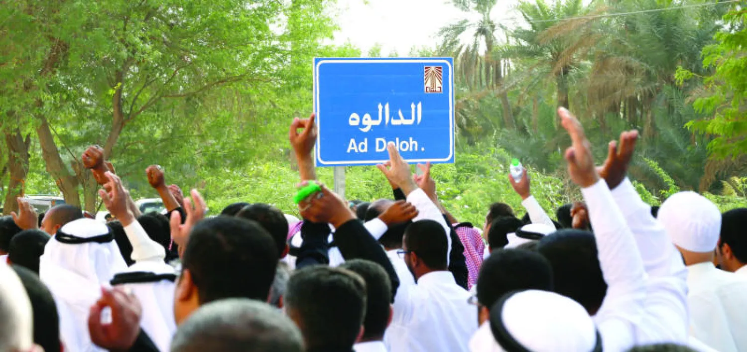 تجمعات لمواطنين سعوديين في مقبرة بالأحساء حيث تم دفن ضحايا مجزرة الدالوه يعبرون عن إدانتهم للإرهاب ({الشرق الأوسط})