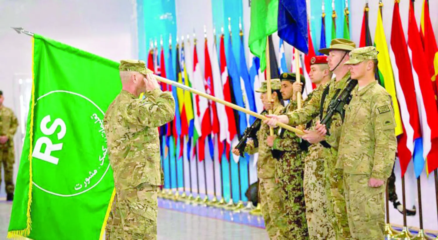 حفل حلف «الأطلسي» في العاصمة كابل أمس بمناسبة انتهاء عملياته العسكرية التي استمرت 13 عاما في أفغانستان (إ.ب.أ)