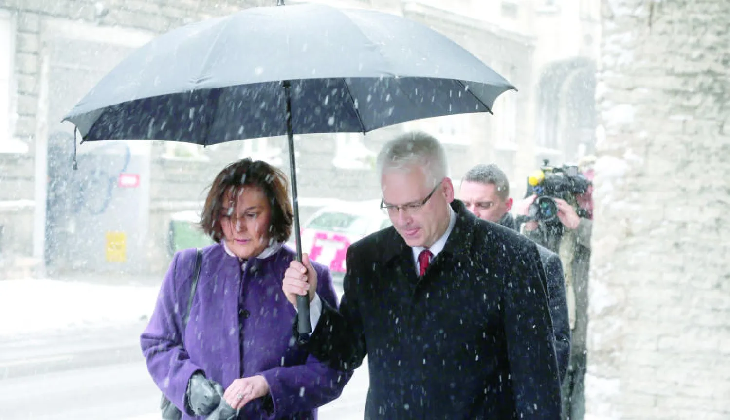 الرئيس المنتهية ولايته إيفو يوسيبوفيتش وزوجته أثناء وصولهما للإدلاء بصوتيهما في مركز اقتراع بزغرب أمس (إ.ب.أ)