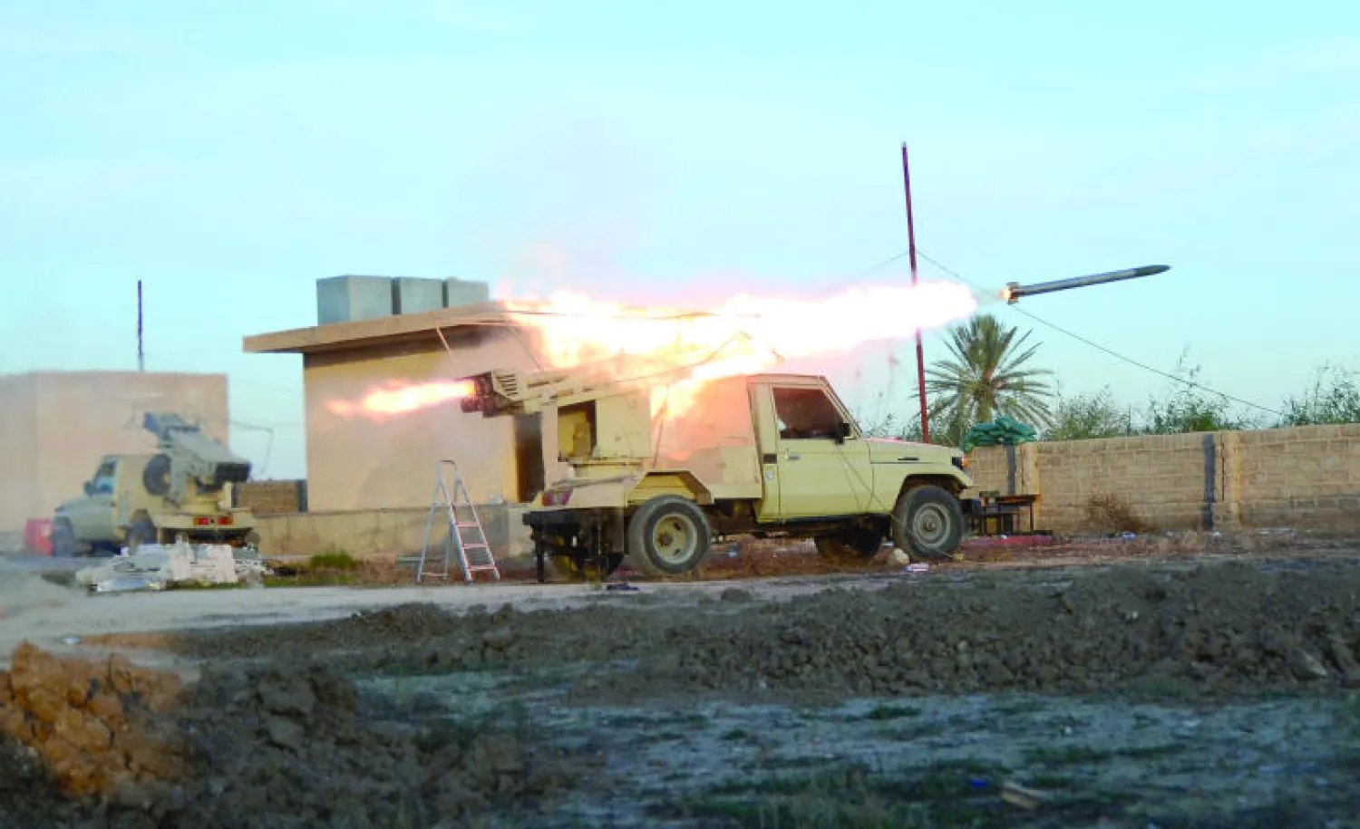 صاروخ ينطلق من عربة عائدة لميليشيات شيعية خلال مواجهة مع مسلحي «داعش»  (رويترز)