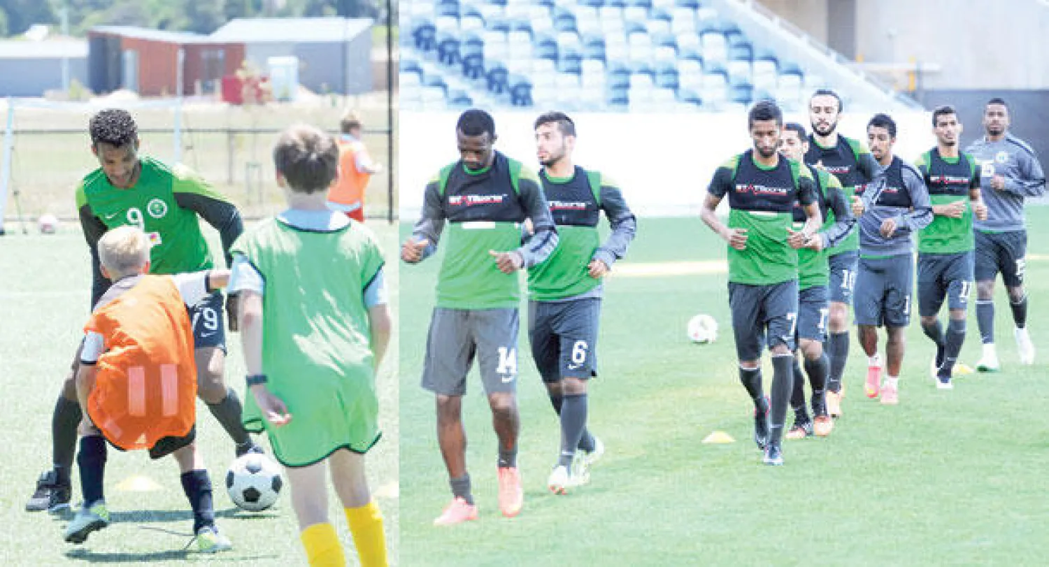 جانب من التدريبات اللياقية خلال الحصة الصباحية  -  جانب من مشاركة لاعبي المنتخب السعودي  في مهرجان أكاديمية «سرف كوست» أمس