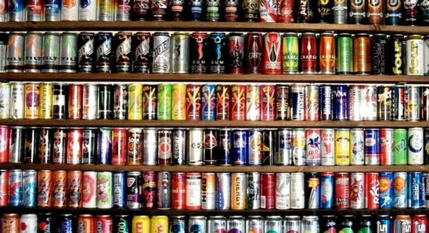 علماء يحذرون من مخاطر مشروبات الطاقة على الأطفال الصغار