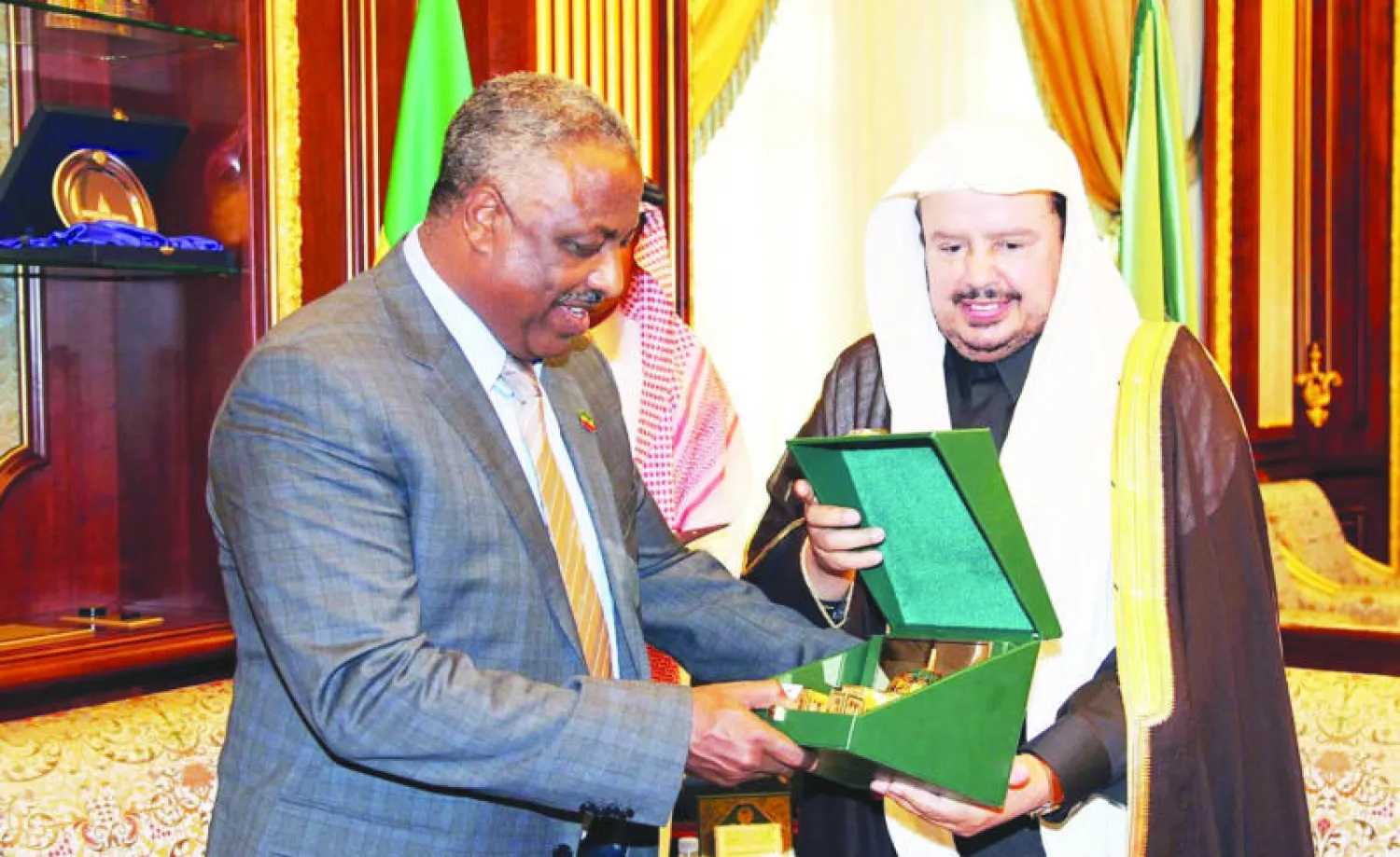 رئيس مجلس الشورى السعودي ورئيس مجلس النواب الإثيوبي يتبادلان الهدايا التذكارية (واس)