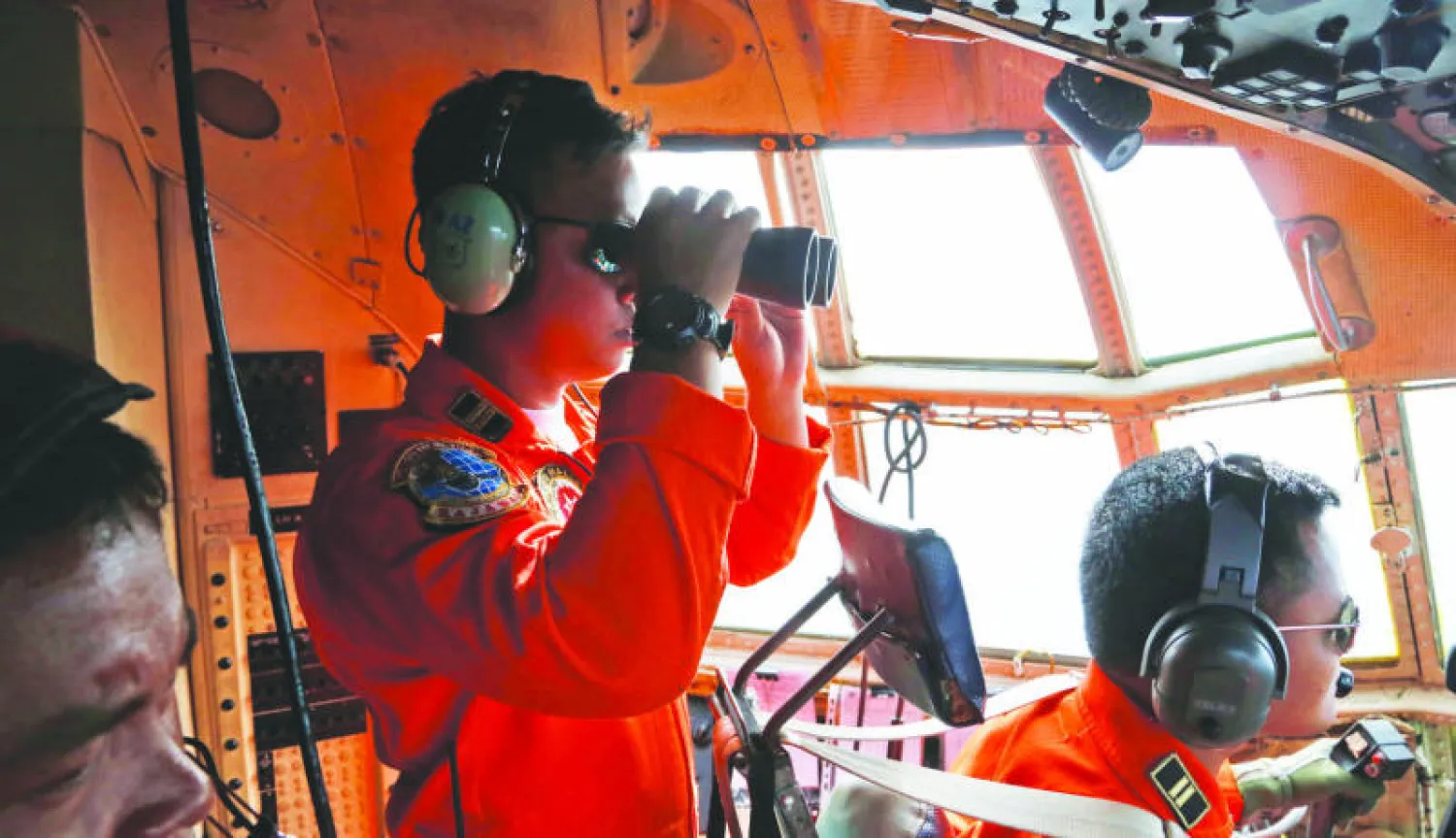 فرق الإنقاذ على متن طائرة من طراز «سي 130» واصلت أمس البحث في بحر جاوا عن الطائرة الإندونيسية المفقودة التابعة لطيران {إير آسيا} في الرحلة {كيو زد 8501} التي كانت متجهة إلى سنغافورة من مدينة سورابايا الإندونيسية (أ.ب)