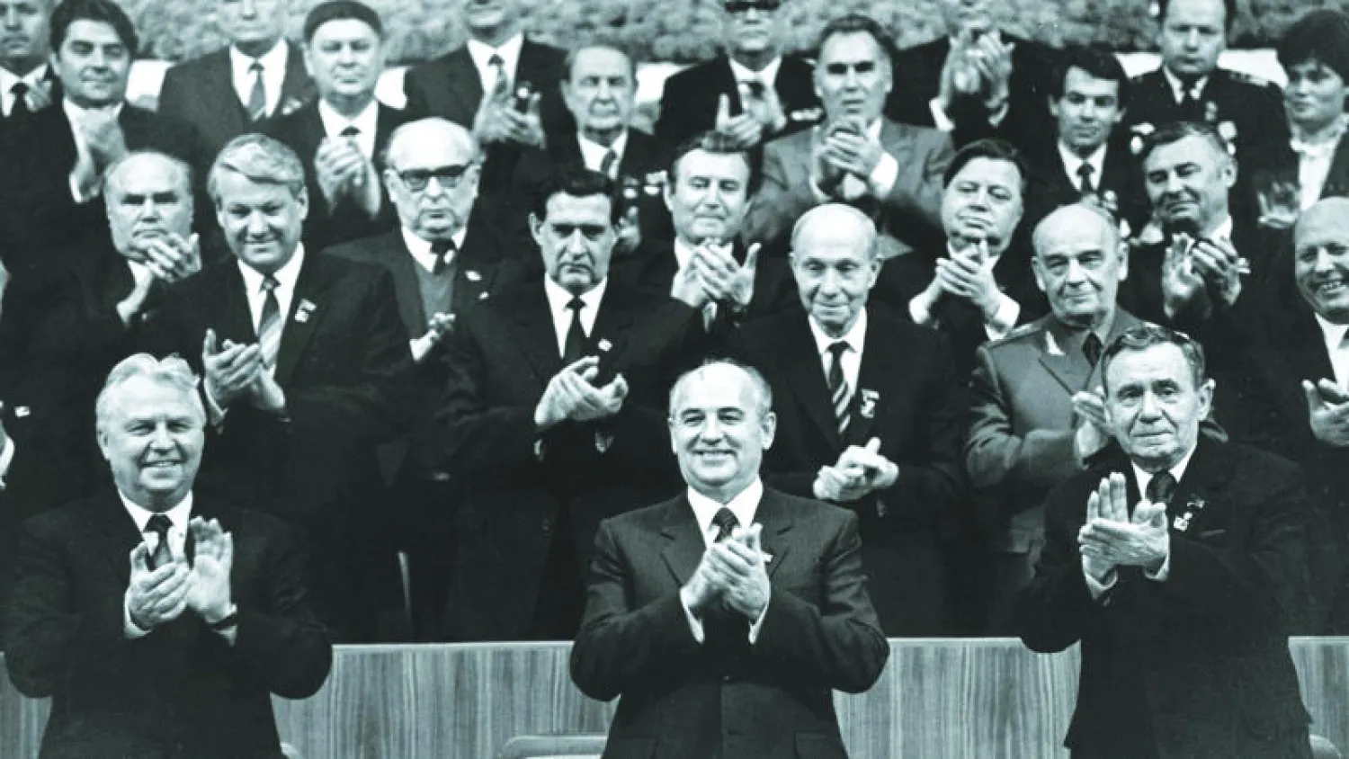 الزعيم السوفياتي ميخائيل غورباتشوف بعد انتخابه أمينا عاما للحزب الشيوعي السوفياتي - ثاتشر حضرت جنازة قسطنطين شيرنينكو خصيصا من أجل لقاء غورباتشوف لاعتقاد الغرب بأنه سينقل الاتحاد السوفياتي إلى مرحلة جديدة من العلاقات معه