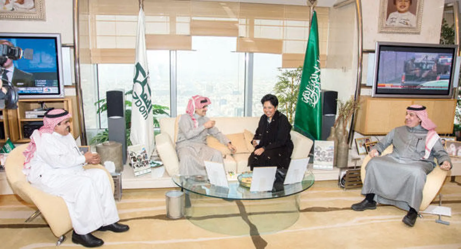 الأمير الوليد لدى استقباله ندرا نوويا الرئيسة التنفيذية لشركة «بيبسي» («الشرق الأوسط»)