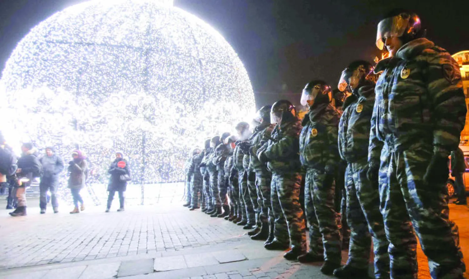 الشرطة الروسية توقف مناصرين للمعارض البارز نافالني بعد الحكم عليه بالسجن مع وقف التنفيذ والحكم في موسكو أمس (رويترز)