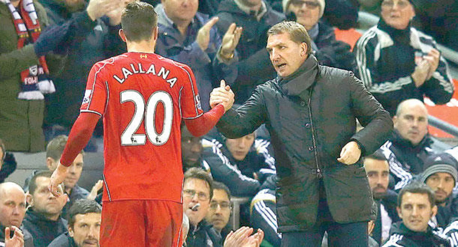 رودجرز يحيي آدم لالانا بعد هزه شباك سوانزي مرتين (رويترز)