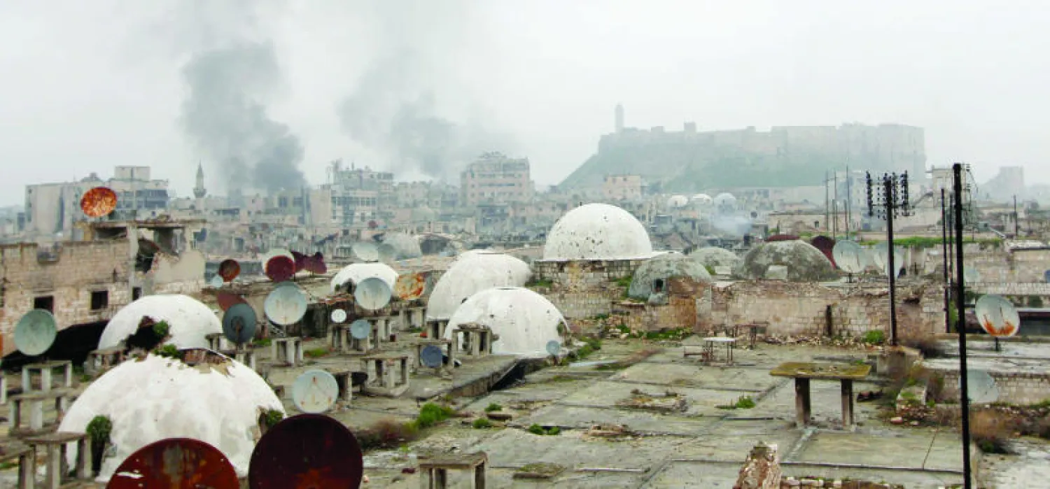 دخان يتسرب من خان الوزير قرب قلعة حلب وكلاهما أثري.. خلال معارك بين قوات المعارضة وقوات النظام (رامي زيات/ رويترز)