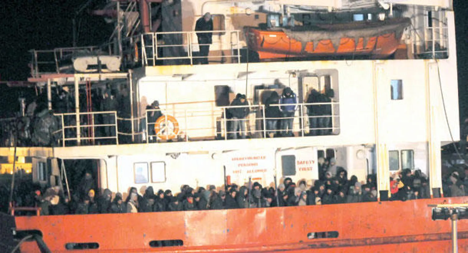 سفينة الشحن التي عثر عليها دون طاقم حاملة نحو 900 مهاجر بميناء غاليبولي جنوب إيطاليا أمس (رويترز)